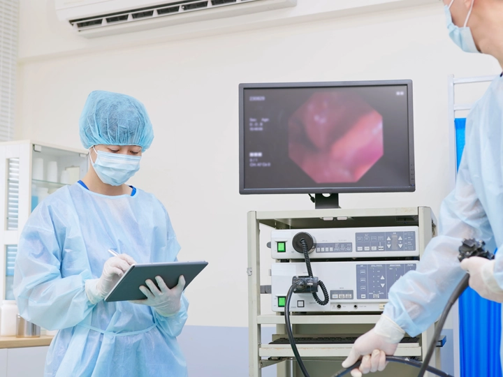  looking inside stomach on computer monitor