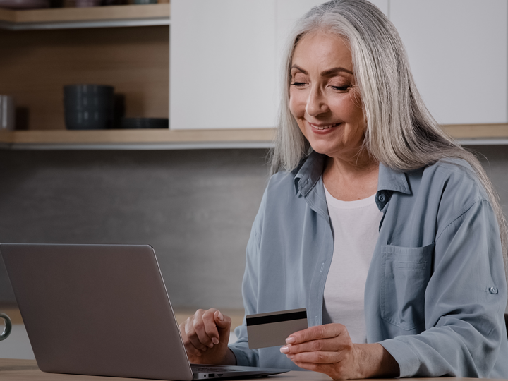 Person with a laptop and credit card